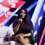 Nicki Minaj στη σκηνή του AmericaFest κατά τη συνέντευξή της με την Erika Kirk