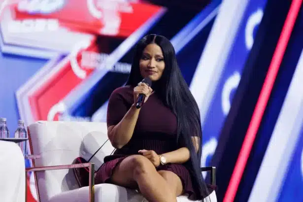 Nicki Minaj στη σκηνή του AmericaFest κατά τη συνέντευξή της με την Erika Kirk