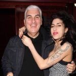 Ο πατέρας της Amy Winehouse σε δικαστική διαμάχη για προσωπικά αντικείμενα της κόρης του