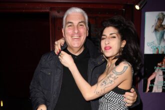 Ο πατέρας της Amy Winehouse σε δικαστική διαμάχη για προσωπικά αντικείμενα της κόρης του