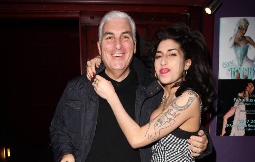 Ο πατέρας της Amy Winehouse σε δικαστική διαμάχη για προσωπικά αντικείμενα της κόρης του