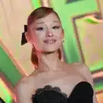 Η Ariana Grande ποζάρει χαμογελαστή, αναπολώντας τη γιαγιά της και τη σοφία της