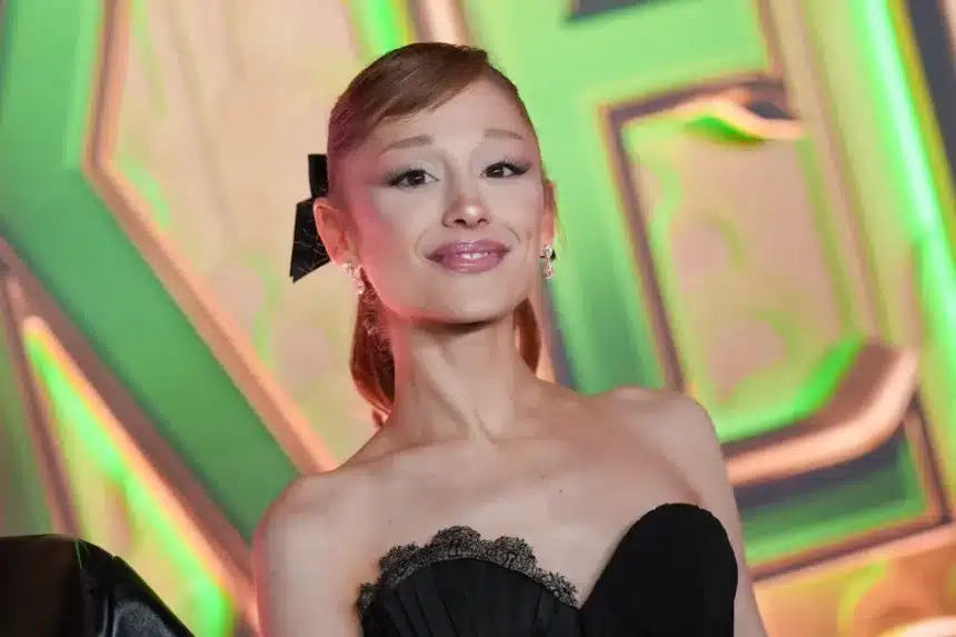 Η Ariana Grande ποζάρει χαμογελαστή, αναπολώντας τη γιαγιά της και τη σοφία της