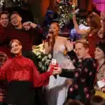 Ariana Grande με γιορτινό look σε εμφάνιση εμπνευσμένη από τη Mariah Carey