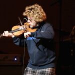 Ashley MacIsaac στη σκηνή κατά τη διάρκεια συναυλίας στον Καναδά