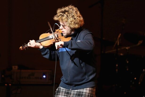 Ashley MacIsaac στη σκηνή κατά τη διάρκεια συναυλίας στον Καναδά