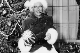Bing Crosby τραγουδά το White Christmas σε σκηνή γεμάτη χιόνι