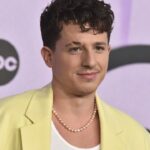 Charlie Puth αποκαλύπτει τα μουσικά μυστικά των χριστουγεννιάτικων τραγουδιών