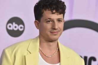 Charlie Puth αποκαλύπτει τα μουσικά μυστικά των χριστουγεννιάτικων τραγουδιών