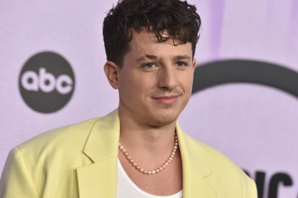 Charlie Puth αποκαλύπτει τα μουσικά μυστικά των χριστουγεννιάτικων τραγουδιών