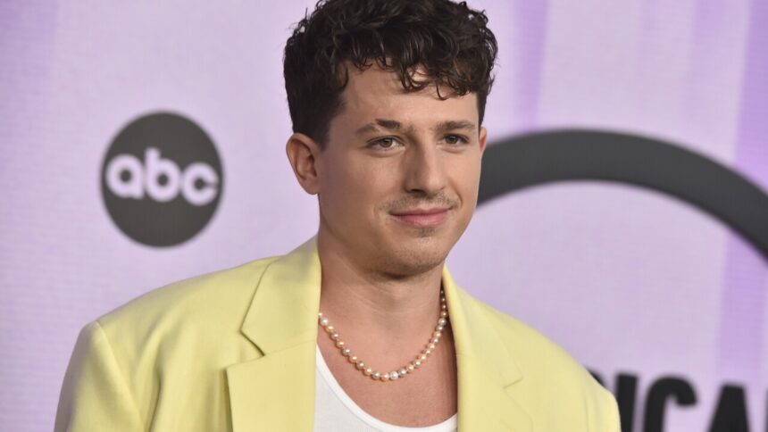 Charlie Puth αποκαλύπτει τα μουσικά μυστικά των χριστουγεννιάτικων τραγουδιών