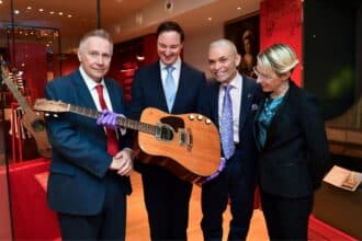 Η πιο ακριβή κιθάρα στον κόσμο του Kurt Cobain στο Royal College of Music