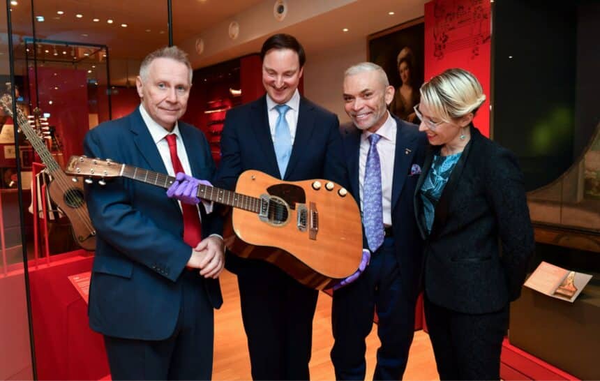 Η πιο ακριβή κιθάρα στον κόσμο του Kurt Cobain στο Royal College of Music