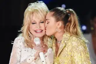 Miley Cyrus και Dolly Parton στη σκηνή, με αναφορά στην υγεία της θρυλικής τραγουδίστριας