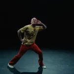 Flea παίζει τρομπέτα και χορεύει στο βίντεο του “A Plea” από το πρώτο του solo album