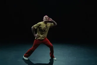 Flea παίζει τρομπέτα και χορεύει στο βίντεο του “A Plea” από το πρώτο του solo album