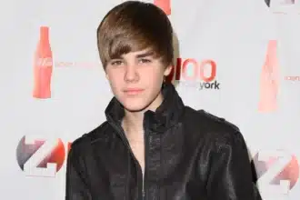 Justin Bieber τραγουδά Baby στο ίδιο bowling του 2010