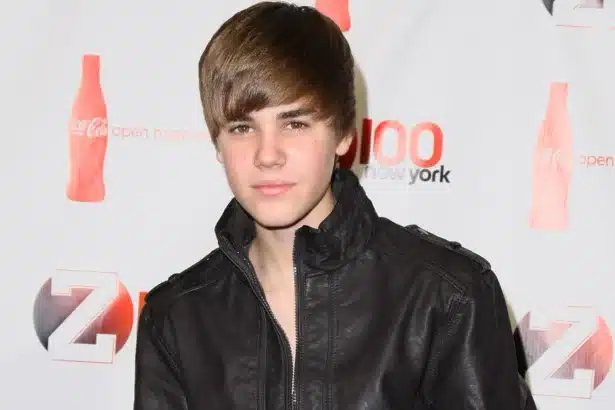 Justin Bieber τραγουδά Baby στο ίδιο bowling του 2010