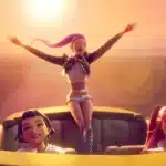 Οι χαρακτήρες του KPop Demon Hunters με φόντο το Netflix και το τραγούδι Golden