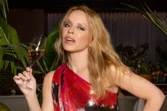 Kylie Minogue στο στούντιο κατά τη δημιουργία του Kylie Christmas