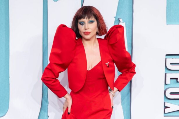 Lady Gaga τραγουδά στο Harlequin Live – One Night Only στο Belasco Theatre