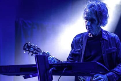 Perry Bamonte των The Cure σε συναυλία στο Λονδίνο
