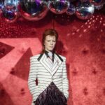 David Bowie σε ασπρόμαυρη φωτογραφία, σύμβολο ελευθερίας και καλλιτεχνικής αναζήτησης