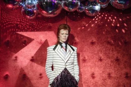 David Bowie σε ασπρόμαυρη φωτογραφία, σύμβολο ελευθερίας και καλλιτεχνικής αναζήτησης