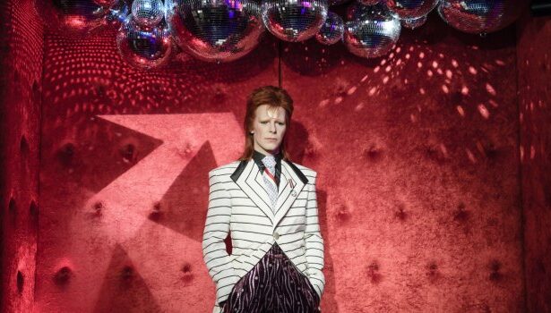 David Bowie σε ασπρόμαυρη φωτογραφία, σύμβολο ελευθερίας και καλλιτεχνικής αναζήτησης