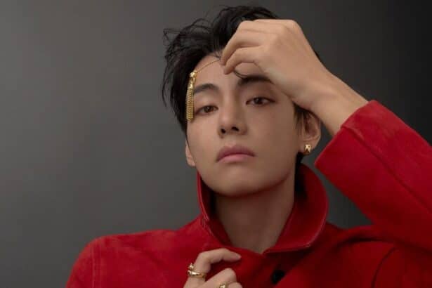 V των BTS χαμογελά σε φωτογράφιση του GQ μιλώντας για τη χρονιά που τον άλλαξε