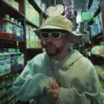 Bad Bunny εμφανίζεται στο video Tití Me Preguntó με χρωματιστά φώτα