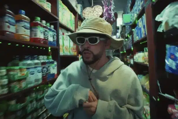 Bad Bunny εμφανίζεται στο video Tití Me Preguntó με χρωματιστά φώτα