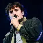 Benson Boone σε εμφάνιση λίγο πριν το Super Bowl και το Halftime Show του Bad Bunny