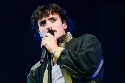 Benson Boone σε εμφάνιση λίγο πριν το Super Bowl και το Halftime Show του Bad Bunny