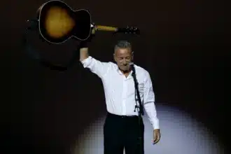 Ο Bruce Springsteen σε εμφάνιση εν μέσω πολιτικής αντιπαράθεσης για τραγούδι διαμαρτυρίας