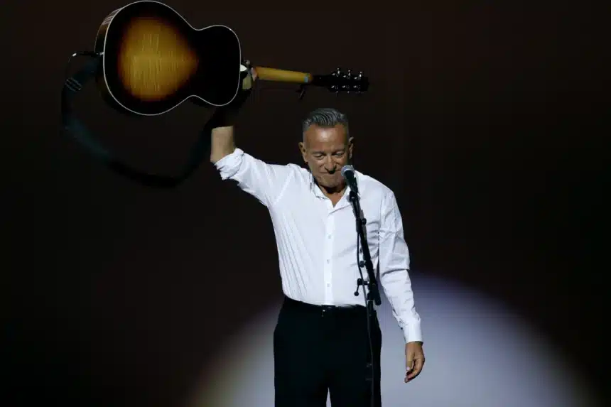 Ο Bruce Springsteen σε εμφάνιση εν μέσω πολιτικής αντιπαράθεσης για τραγούδι διαμαρτυρίας