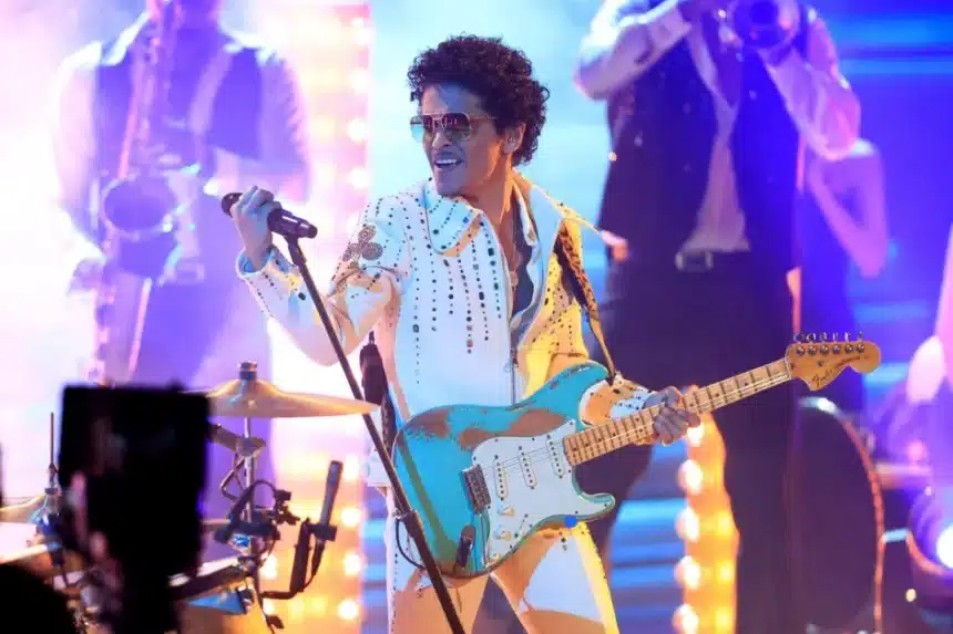 Bruno Mars στη σκηνή με Anderson Paak και RAYE στη Romantic Tour