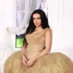 Charli xcx στην πρεμιέρα της ταινίας Ανεμοδαρμένα Ύψη με gothic κινηματογραφικό look