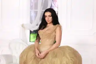 Charli xcx στην πρεμιέρα της ταινίας Ανεμοδαρμένα Ύψη με gothic κινηματογραφικό look