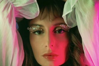 Cilia Katrali παρουσιάζει το νέο τραγούδι Πυροτεχνήματα