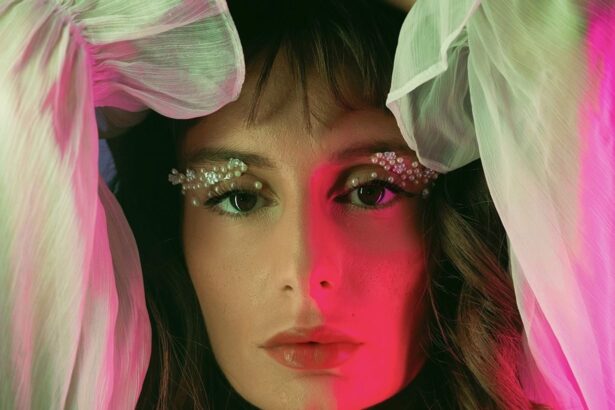 Cilia Katrali παρουσιάζει το νέο τραγούδι Πυροτεχνήματα