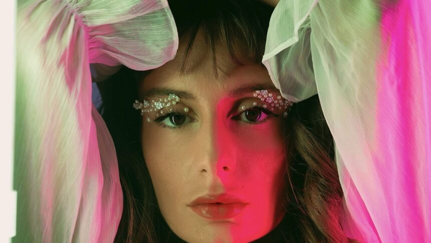 Cilia Katrali παρουσιάζει το νέο τραγούδι Πυροτεχνήματα