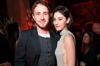 Gracie Abrams και Paul Mescal ποζάρουν χαμογελαστοί στην πρεμιέρα του Hamnet