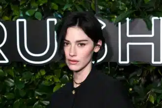 Gracie Abrams prwtarxizei stin tainia Please tis A24