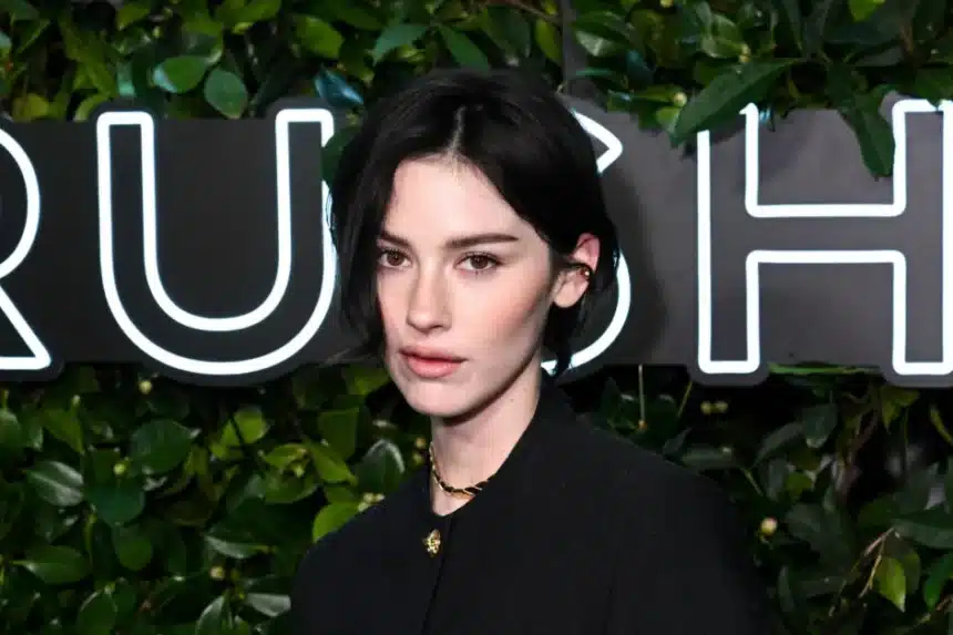 Gracie Abrams prwtarxizei stin tainia Please tis A24