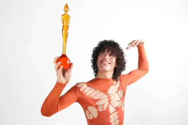 Jacob Alon krataei to vraveio Critics Choice sta BRIT Awards 2026