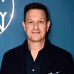 Josh Charles και Travis Kelce στα γυρίσματα του Fortnight της Taylor Swift