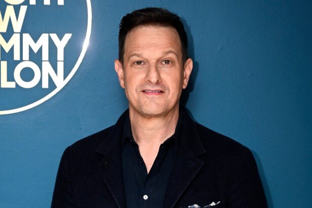 Josh Charles και Travis Kelce στα γυρίσματα του Fortnight της Taylor Swift