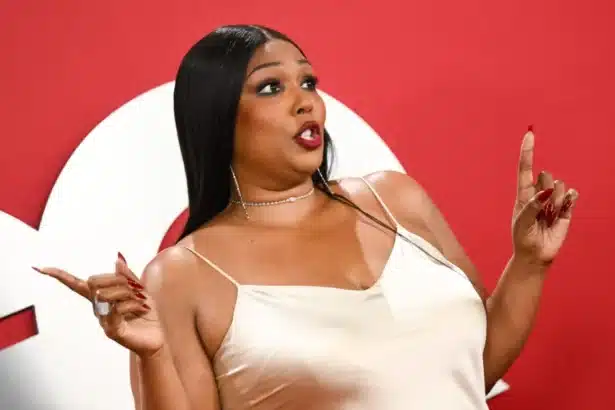 Lizzo σε σκηνή του Netflix Is a Joke Fest με κοινό στο Λος Άντζελες