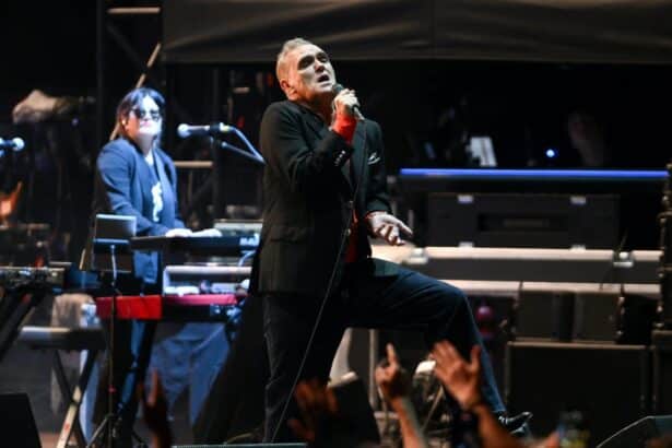 O Morrissey live sto San Antonio tragouda Paint A Vulgar Picture meta apo 29 xronia